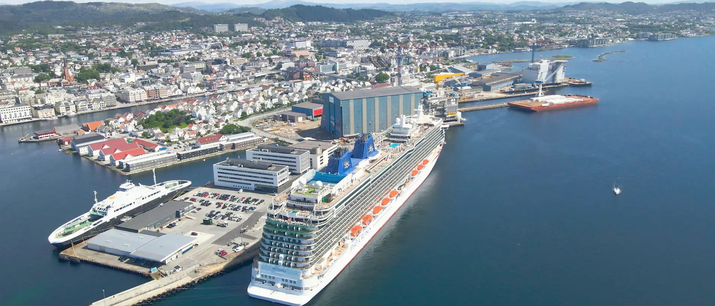 Cruiseskip til kai i bynær havn